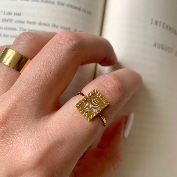 18k gold rising sun signet ring, gold signet ring, sun signet ring,sunburst ring - Picture 1 of 4